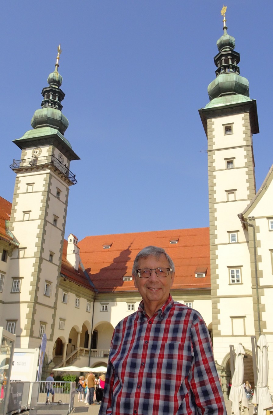 Historiker Rudolf Siegl vor dem Landhaus in Klagenfurt. Er hat Biographien aller 493 Landtagsabgeordneten zwischen 1848 und 1938 erstellt. © Geschichtsverein/Markus Böhm