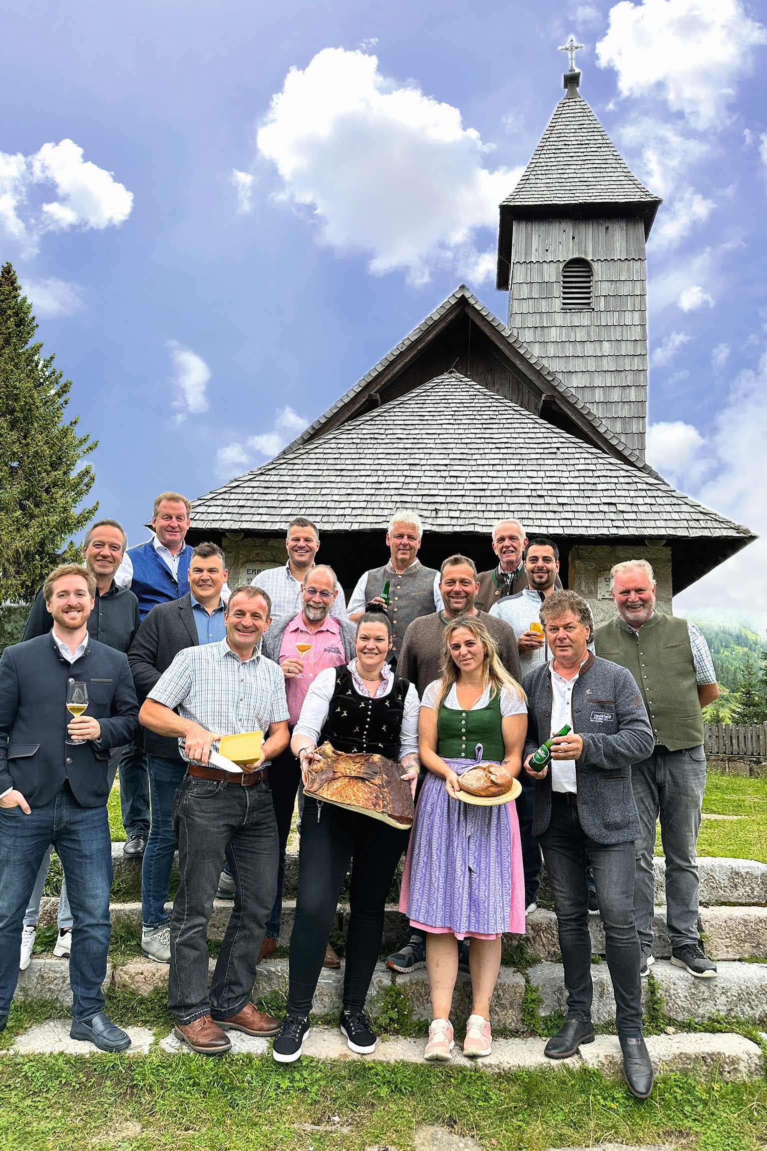 Am Bild v.l.n.r.: Luca Bartsch, Ardit Kurtaj, Elisabeth Plattner-Frühwirth, Elena Fedrigo, Vizebgm. Günter Pernul, Touristiker Markus Brandstätter, Patrik Mitterberger, Gerhard Ankner, Fausto Fedrigo, Hans Plattner, Martin Waldner, Mario Eichelhardt, Karl-Heinz Planegger, Helmut Steinwider, Manuel Glantschnig (c)nassfeld.at