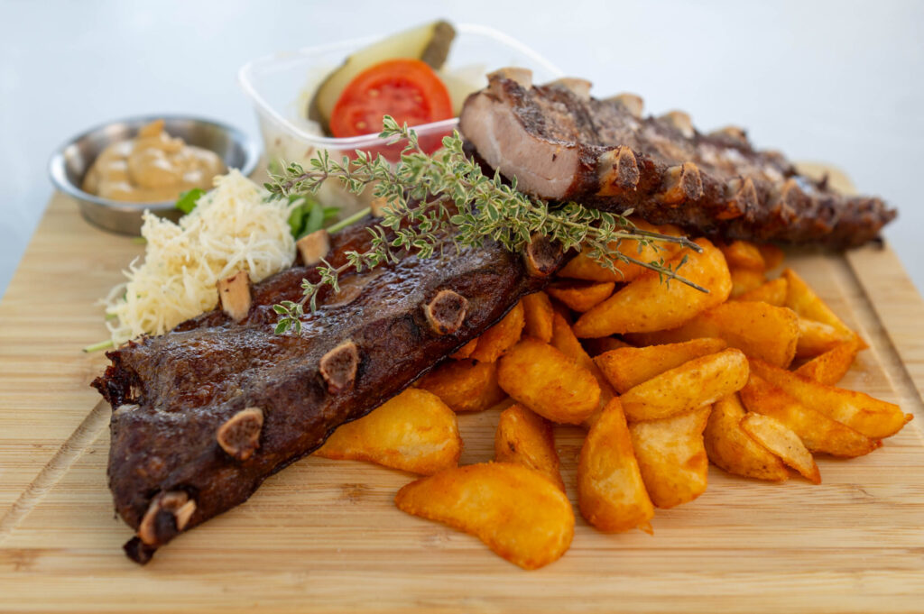 Gebratene Schweinsripperl (1-2 Personen) Ripperln, Krautsalat, Senf, Kren und gebackene Kartoffelecken