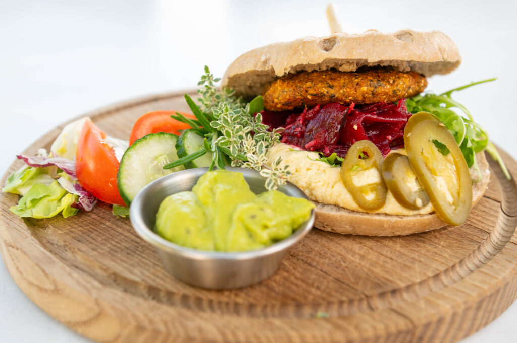 Burger Vegan Falafel / Falafelpattie, Rote Rübe, Rucola, Guacamole / vegan