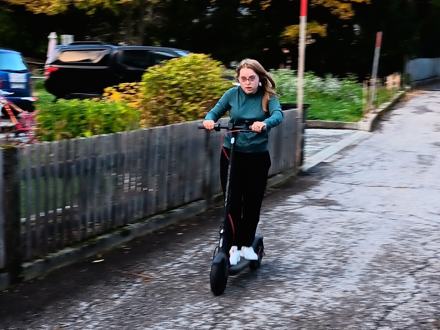Theresia Catharina voll in Aktion auf ihrem neuen E-Scooter © Radlwolf